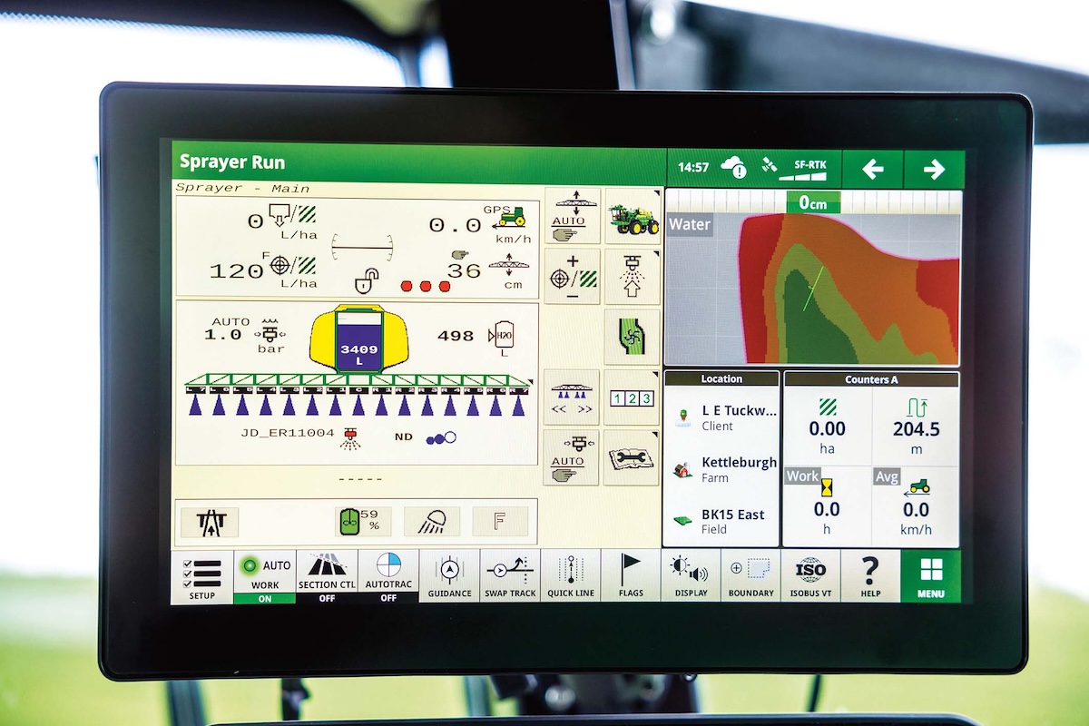 Display universale G5Plus, uno degli equipaggiamenti della 300M di John Deere per l'agricoltura di precisione